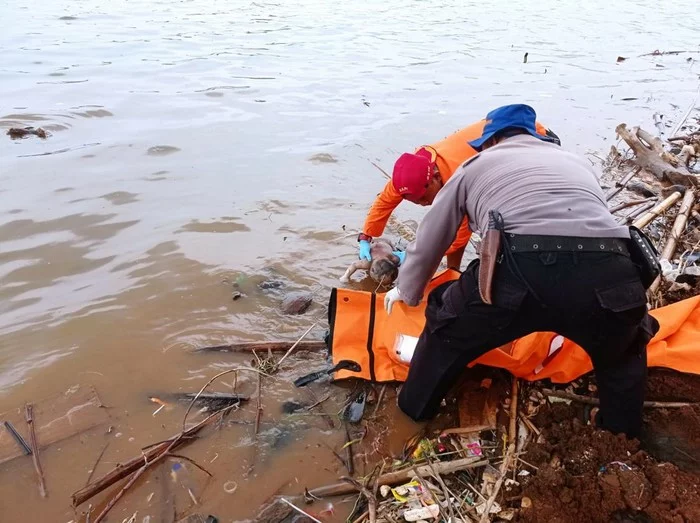 petugas saat mengevakuasi mayat bayi lelaki di waduk jatigede sumedang 43