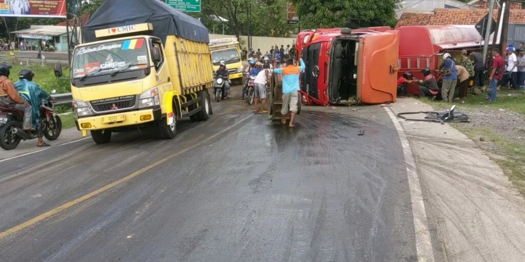 Truk Tangki Bermuatan BBM Terguling di Jalur Cirebon-Kuningan, Bahan Bakar Minyak Tumpah ke Jalanan 1 VideoCapture 20221114 200144 1140x570 1