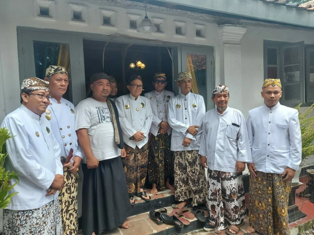 Akui Legitimasi Sultan Sepuh Aloeda II, Subagja: Lihat Sendiri Dokumen Silsilah Keluarga Besar Pak Sultan 1 WhatsApp Image 2022 11 03 at 11.23.54