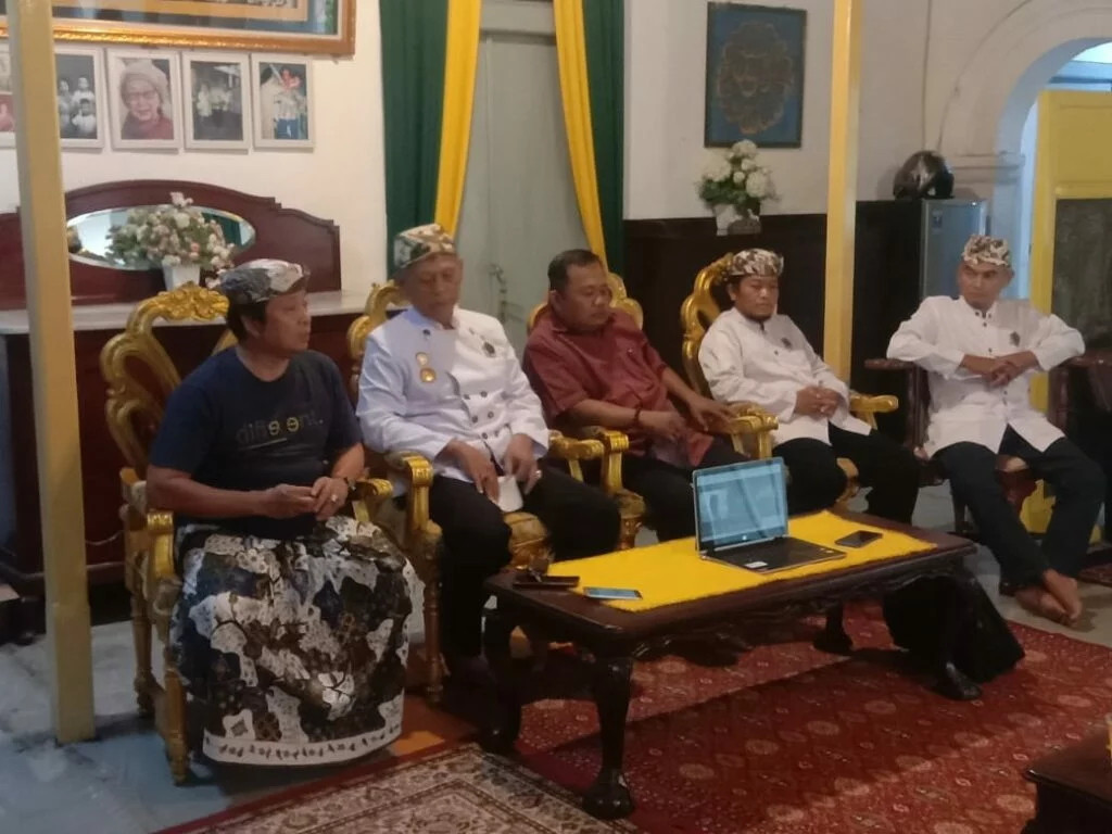 Kerabat Trah Keraton Kasepuhan: Imbauan Penutupan Loket oleh Sultan Sepuh Aloeda II Sangat Berdasar, Wisatawan Boleh Masuk Tapi Digratiskan 1 WhatsApp Image 2022 11 08 at 19.45.29