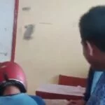 siswa pelaku perundungan menendang kepala rekannya yang memakai helm 221119085121 764