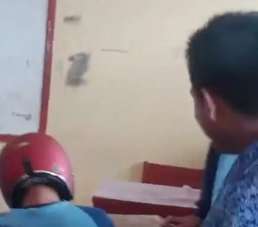 siswa pelaku perundungan menendang kepala rekannya yang memakai helm 221119085121 764
