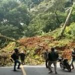 tertutup longsor