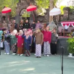 Masyarakat di Borobudur khidmat mengikuti Upacara Peringatan Detik Detik Proklamasi di Halaman Omah Mbudur