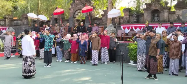 Masyarakat Adat Nusantara Memaknai 80 Tahun Kemerdekaan Indonesia 1 Masyarakat di Borobudur khidmat mengikuti Upacara Peringatan Detik Detik Proklamasi di Halaman Omah Mbudur