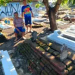 Kemit Tutul bersama warga Blok Wuni menunjukkan salah satu makam kuno yang berlambang purnama sidhi (IST)