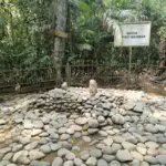 Makam Adipati Panaekan di Situs Karangkamulyan, lokasinya berada di jalan poros Ciamis-Banjar dengan luas 25,5