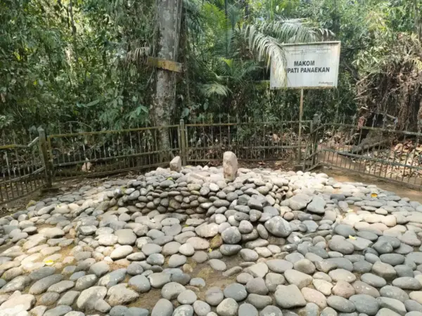 Makam Adipati Panaekan di Situs Karangkamulyan, lokasinya berada di jalan poros Ciamis-Banjar dengan luas 25,5