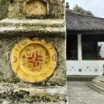 Logo Freemason pada tugu pertama, pintu sebelah kiri ketika memasuki Kompleks Makam Sunan Gunung Jati (IST)