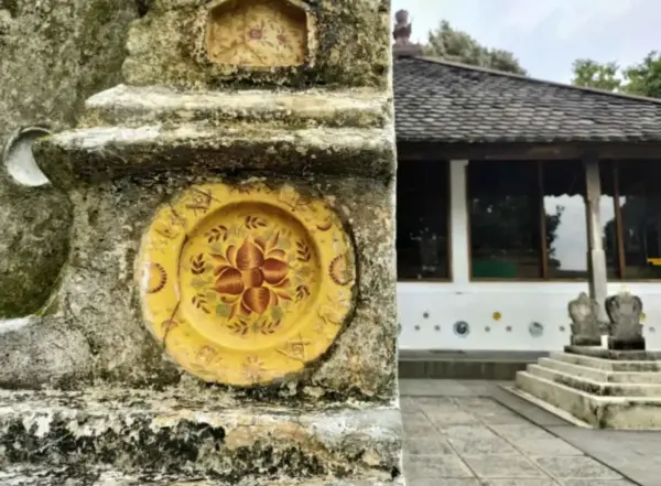 Logo Freemason pada tugu pertama, pintu sebelah kiri ketika memasuki Kompleks Makam Sunan Gunung Jati (IST)