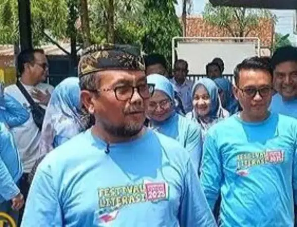Bupati Cirebon Drs. H. Imron, M.Ag menghadiri Festival Literasi yang diselenggarakan di Gedung Perpustakaan, S