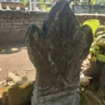 Batu nisan di Kompleks Pemakaman Umum Blok Wuni Desa Dawuan bertuliskan lafadz \"La ilaha illallah muhammadur r