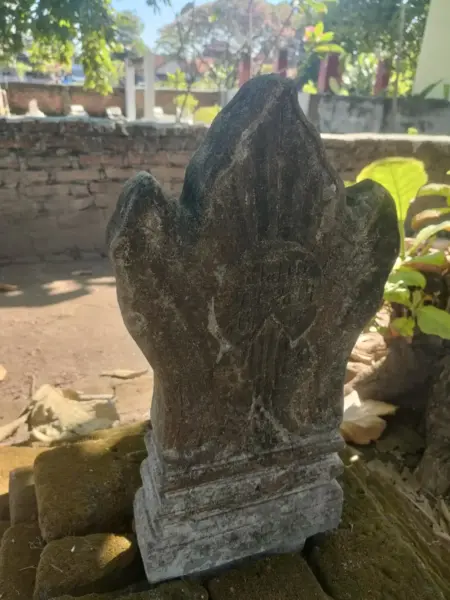 Batu nisan di Kompleks Pemakaman Umum Blok Wuni Desa Dawuan bertuliskan lafadz \"La ilaha illallah muhammadur r