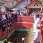 Ritual tahunan Muludan di Situs Balong Kramat Tuk, Desa Kertawinangun, Kecamatan Kedawung, Kabupaten Cirebon,