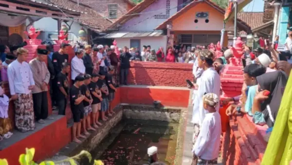 Tradisi Ritual Tahunan Muludan di Situs Balong Kramat Tuk Cirebon 1 Ritual tahunan Muludan di Situs Balong Kramat Tuk, Desa Kertawinangun, Kecamatan Kedawung, Kabupaten Cirebon,
