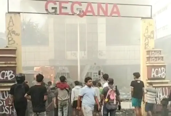 Gedung Markas Gegana di Jalan Kramat Raya, Senen, Jakarta Pusat, terbakar pada Minggu (31/8/2025) sore.