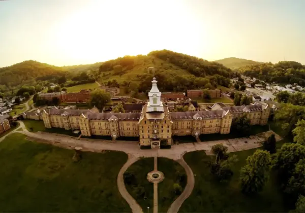 TTrans-Allegheny Lunatic Asylum yang mengesankan di Weston, W.Va (Frank Polievka)