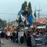 Arak-arakan diawali dari Blok Penderesan Condong Kalisapu. Berbagai kesenian tradisional seperti genjring, sin