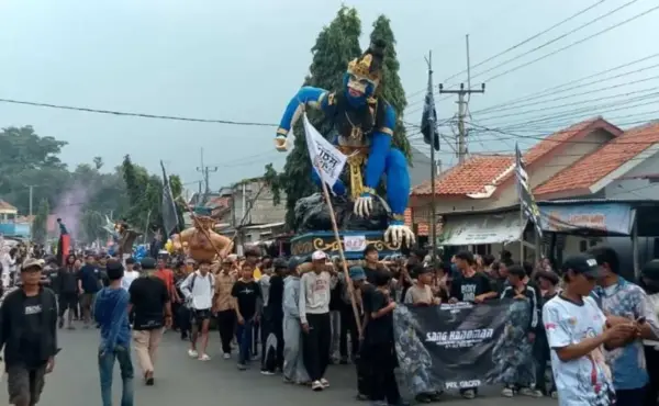 Boneka Raksasa Condong Semarak Budaya Desa Kalisapu di Sedekah Bumi Nadran Pesta Laut 1 Arak-arakan diawali dari Blok Penderesan Condong Kalisapu. Berbagai kesenian tradisional seperti genjring, sin