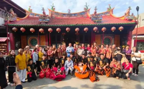 3 Vihara Bersejarah di Kota Cirebon Terima Sertifikat Hak Milik 1 Menteri Koordinator (Menko) Bidang Infrastruktur dan Pembangunan Kewilayahan Agus Harimurti Yudhoyono (tengah)