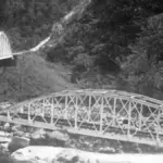 Jembatan Badubadukung di Lembah Anai Sumatera Barat runtuh oleh banjir bandang di tahun 1904 (Dok. CB. Nieuwwe