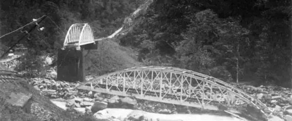 Jembatan Badubadukung di Lembah Anai Sumatera Barat runtuh oleh banjir bandang di tahun 1904 (Dok. CB. Nieuwwe