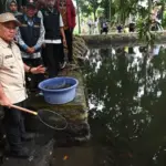 Bupati Kuningan Dian Rachmat Yanuar menebar sebanyak 150 benih ikan dewa di Situs Kebon Balong Ki Buyut Sangk