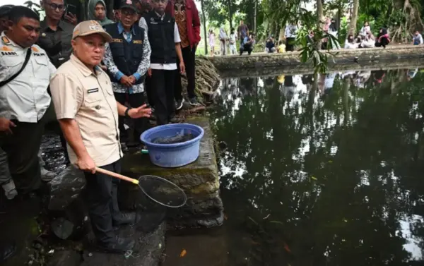 Bupati Kuningan Dian Rachmat Yanuar menebar sebanyak 150 benih ikan dewa di Situs Kebon Balong Ki Buyut Sangk