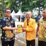 Kepala Dinas Perpustakaan dan Kearsipan Kota Cirebon Gunawan, ATD., DEA., (kiri), Ketua LBH Pancaran Hati Cire