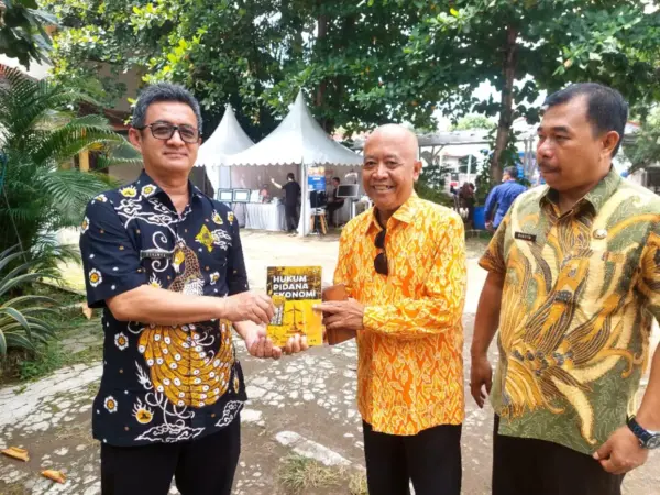 Kepala Dinas Perpustakaan dan Kearsipan Kota Cirebon Gunawan, ATD., DEA., (kiri), Ketua LBH Pancaran Hati Cire