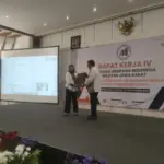 penyerahan Golden Book yang merupakan salah satu aset sejarah paling berharga milik Hotel Savoy Homann kepada