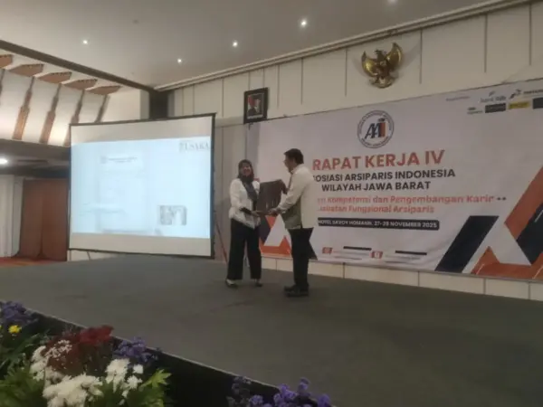 penyerahan Golden Book yang merupakan salah satu aset sejarah paling berharga milik Hotel Savoy Homann kepada
