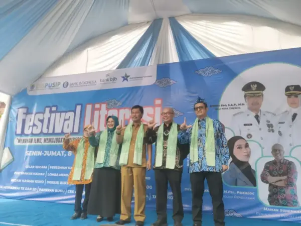 Walikota Cirebon membuka Festival Literasi 2025 di Dispusip Kota Cirebon, Senin (8/12/2025).