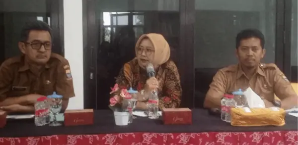 Festival Literasi Cirebon Bakal Digelar, Jawab Tantangan Minat Budaya Baca Kota Cirebon 1 Kepala Dinas Perpustakaan dan Kearsipan Kota Cirebon adalah Gunawan, ATD., DEA,. (kiri), Bunda Literasi Kota C