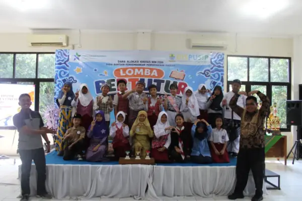 Kepala Dispusip Kota Cirebon, Mastara (kanan) dan Kepala Bidang (Kabid) Pembinaan Perpustakaan, Eka Purnomo Si