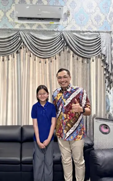 Wakil Ketua DPRD Kota Cirebon, Harry Saputra Gani (kanan) dan Tamara Desilva, siswi kelas IV SD Terang Bangsa